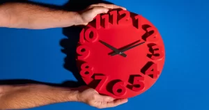Más de 70 organizaciones de salud piden suspender el próximo cambio de hora y fijar huso definitivo