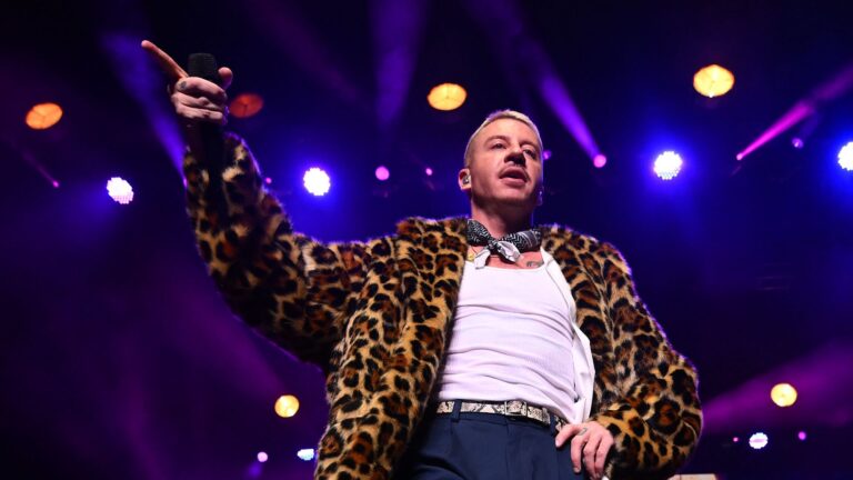 Macklemore donará el millón de dólares que ganó en la gira de Ed Sheeran a organizaciones que apoyan al pueblo palestino