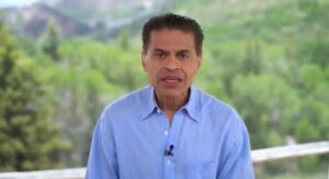 Fareed Zakaria alerta por propuesta de excepción constitucional del sector de Kast y advierte: “De pronto, has creado a un presidente autoritario”