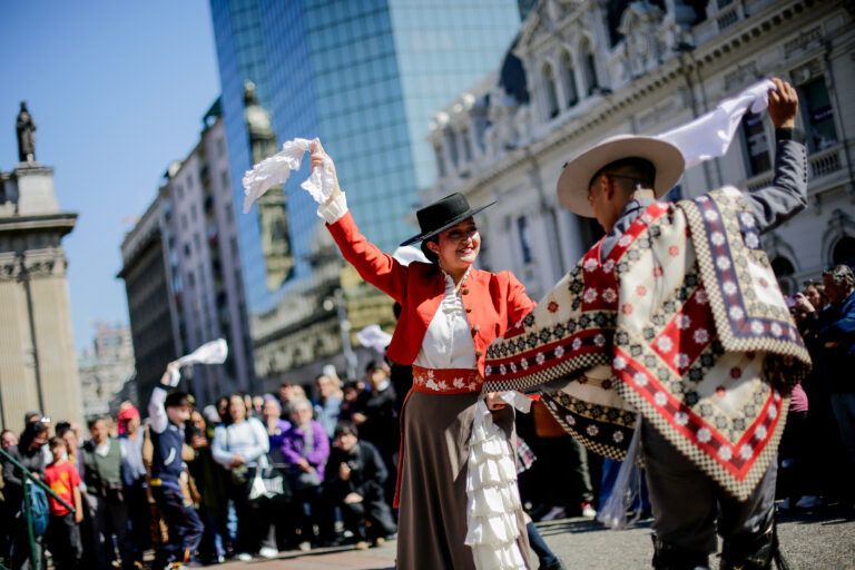Fiestas Patrias 2026: ¿Cuál es el origen de la cueca y por qué se usa un pañuelo para bailar?