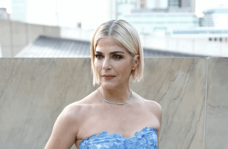 Detienen y hospitalizan a Selma Blair, actriz de “Legalmente rubia”, tras incidente en vuelo: Dos auxiliares resultaron lesionados