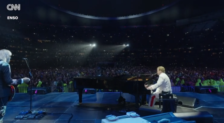 Elton John se despide de México con dos conciertos entre lluvia y fuegos artificiales